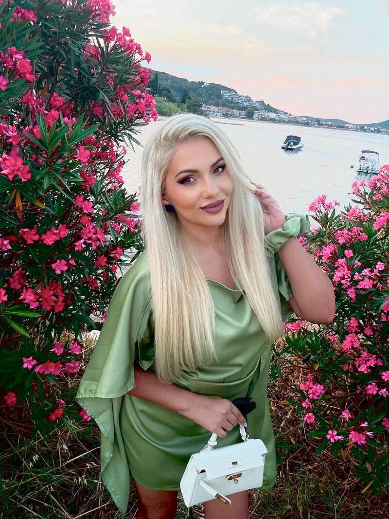 Ди — създателката на Divona Di Mare, край морето